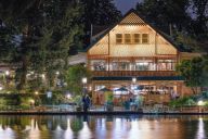 Une élégante entrée qui donne le ton : caractère, raffinement et promesse d’un moment d’exception. | © Le Chalet des Îles
